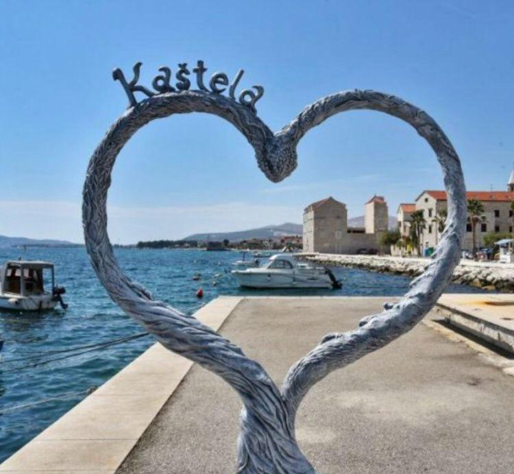 Ferienhaus Maestral - Kastel Kambelovac Каштела Екстер'єр фото