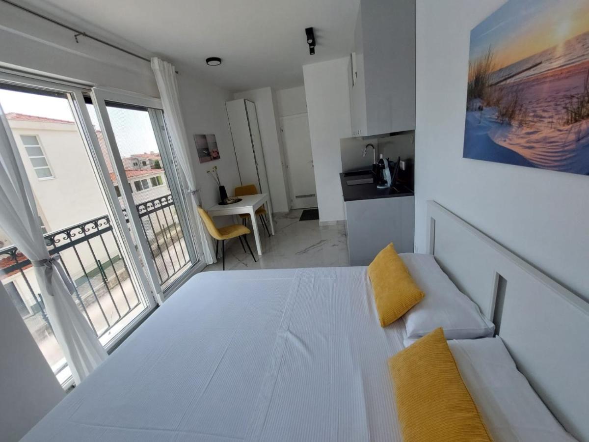 Ferienhaus Maestral - Kastel Kambelovac Каштела Екстер'єр фото